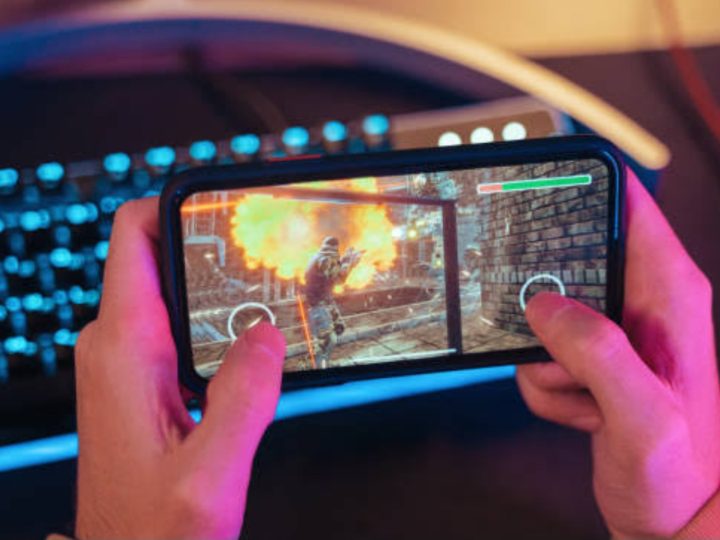 युवा दिमाग क्यों हो रहे हैं अधिक संवेदनशील?बच्चों के संज्ञानात्मक विकास पर बढ़ते स्क्रीन टाइम का प्रभाव